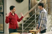 Nach der Trennung von Lyndsey rät Walden (Ashton Kutcher, r.) dem verzweifelten Alan (Jon Cryer, l.), seinen Look zu ändern und unter Leute zu gehen. Doch ob das wirklich eine gute Idee war?