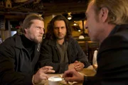 Mick (Henning Baum, l.) ahnt, dass Lutz (Adam Bousdoukos, M.) und Bremme (Oliver Stritzel, r.) ihm etwas Wichtiges verheimlichen, was sie selbst belasten würde ...