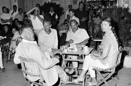 August 1962 &ndash; die US-amerikanische Pr&auml;sidentengattin Jackie Kennedy (re.) am Tisch mit Gianni Agnelli (li.), Vizepr&auml;sident und Millionenerbe der italienischen Autodynastie Fiat