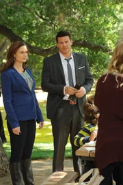 Temperance Brennan (Emily Deschanel, l.); Seeley Booth (David Boreanaz, r.)