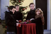 Bei einem gemeinsamen Glühwein sollen Ludwig und Flori den neuen Freund ihrer Mutter näher kennenlernen. Von links: Florian (Tommy Schwimmer), Ludwig Brunner (Martin Wenzl), Alfred Knobloch (Hans Kitzbichler) und Veronika Brunner (Senta Auth).