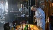 Bei der Untersuchung des Tatorts findet Kriminaltechnikerin Roswitha Prinzler (Silke Matthias) ein Metallstück, auf dem sich Blutspuren befinden. Könnte das die Tatwaffe sein?