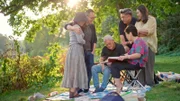 Restaurantbesitzer Hsien-Kuo Ting mit seiner Familie beim Picknick im Lietzenseepark in Berlin.