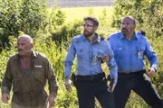 Laboranalyst Sebastian (Rob Kerkovich, M.) wird auf brutale Weise gekidnapped und soll für Novak (Nick Gracer, r.) den Schwerverbrecher Gordan Bogdan (Patrick Kilpatrick, l.) aus dem Knast holen ...