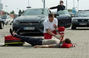 Eine Sturzgeburt mitten auf dem Parkplatz eines Baumarktes fordert die ungeteilte Aufmerksamkeit des Rettungsteams. Leonies (Acelya Sezer) Wehen haben auf dem Parkplatz begonnen. Lukas Wilking(Arda Görkem, liegend) ist kolabiert und muss versorgt werden. Nina (Sabrina Amali) und Paul (Paul Zichner) helfen bei der Geburt.