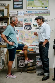 Schmidt Max (rechts) mit Ultraläufer Hubert Karl vor seiner Laufwand in seinem Zuhause in Zeil am Main. Hubert Karl ist mit 66 Jahren in 66 Tagen die Route 66 gelaufen.