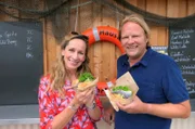 Tamina Kallert (l) und Björn Freitag lassen sich in Niendorf Fischbrötchen schmecken.