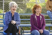 Connie (Annie Pott, l.); June (Reba McEntire, r.)