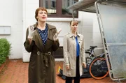 Toter durch künstlich erzeugten Blitzschlag: Pathologin Dr. Rosalind Schmidt (Helene Grass, l.) ist entzückt, Vicky Adam (Katja Danowski, r.) wundert sich.