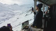 Der Zug nähert sich dem Oberalp Pass.