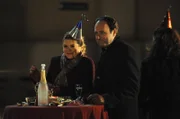 Uschi und Hubert feiern zusammen Silvester. Von links: Uschi Guggenmoser (Silke Popp) und Hubert Kirchleitner (Bernhard Ulrich).