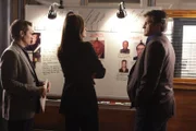 Tappen im Dunkeln: Kevin Ryan (Seamus Dever, l.), Richard Castle (Nathan Fillion, M.) und Richard Castle (Nathan Fillion, r.)