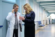 Sarah Marquardt (Alexa Maria Surholt) bittet Dr. Kaminski (Udo Schenk) die Patientin Eva Reinhold bestmöglich zu umsorgen. Frau Reinhold ist die Lehrerin von Sarahs Sohn Bastian, der gerade Abitur macht und das ist Sarah natürlich wichtig. Sarah stockt der Atem, als sie von Kaminski erfährt, dass er gar nicht mehr der betreuende Arzt ist - das ist nun Hans-Peter Brenner.