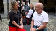 Marianne Kreuzer mit Klaus Wolfermann, Speer-Olympiasieger 1972, auf der Bühne der Wallenstein-Festspiele in Altdorf bei Nürnberg.