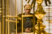 Kluftinger (Herbert Knaup) erreicht schweißgebadet die Kapelle und geht zum Beichtstuhl.