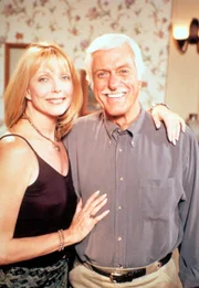 Gillian (Susan Blakely, l.); Dr. Mark Sloan (Dick Van Dyke, r.)