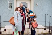 Das Dorf zerreißt sich das Maul über die Krätzekranken. Von links: Rosi Kirchleitner (Brigitte Walbrun), Landfrau Gundi Wittmann (Helga Januschkowetz), Michael Gerstl (Gerd Lohmeyer) und Sarah Brandl (Sophie Reiml).