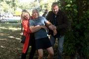 Gerade will Jens (Martin Luding, r.) Mona (Jana Hora-Goosmann, l.) die Wahrheit zu sagen, doch dann braucht Thomas (Gerry Hungbauer, M.) seine Hilfe.