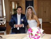 Leon (Daniel Fehlow) und Verena (Susan Sideropoulos) geben sich endlich das Ja-Wort.