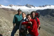 Am Rande des Vernagtferner Gletschers in den Ötztaler Alpen warten der Gletscherforscher Prof. Ludwig Braun und seine Assistenten Tini und Matthias auf Willi.