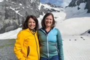 v.li.: Mona Vetsch und Stefanie Bieri, Hüttenwartin der Fründenhütte vor dem Fründengletscher, die ebenfalls mit den Folgen der Klimaveränderung kämpft