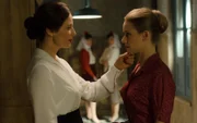 Doña Blanca (Aitana Sánchez-Gijón, l.); Luisa (Manuela Vellés, r.)