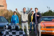 Jonas (Lennart Betzgen, r.) und sein bester Freund Leon (David Schlichter, l. mit Komparsen im HG.) bei einem illegale Autorennen.