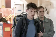 Eigentlich sollte Aurélie Mercier (Maud Wyler) nur den Angeklagten Florian (Maël Cordier) aus Südafrika abholen. Doch nun bleibt sie mit ihm an Bord des Frachters, um dem Mordfall nachzugehen.