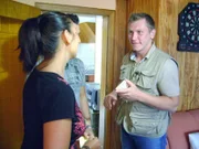 Gianna kann sich nur schlecht von ihren alten Sachen trennen, da alles was in der ersten gemeinsamen Wohnung des Paares steht, hat für sie Geschichte.