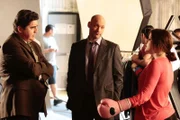 Deputy D. A. Ricardo Morales (Alfred Molina, l.) und Detective Thomas "TJ" Jaruszalski (Corey Stoll) befragen Khloé Kardashian (spielt sich selbst). Die Verwendung des sendungsbezogenen Materials ist nur mit dem Hinweis und Verlinkung auf TVNOW gestattet.