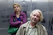 Während Danni (Annette Frier, l.) mit dem Segelthema beschäftigt ist, erwirbt Kurt (Axel Siefer, r.) seinen elektrischen Traum-Luxusrollstuhl, an dem er sich leider nur kurz erfreuen kann: Das Vehikel passt nicht durch die Wohnungstür ...