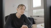 Nachdem Lotti zur Industrietechnikerin aufgestiegen ist, ist ihr Arbeitsplatz am PC. Früher hat sie im Schichtbetrieb in der Werkhalle Maschinen repariert und eingestellt.