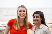 Anni Dunkelmann (l.) und Collien Ulmen-Fernandes. Die Verwendung des sendungsbezogenen Materials ist nur mit dem Hinweis und Verlinkung auf RTL+ gestattet.