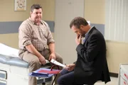 House (Hugh Laurie, re.) kümmert sich um den Patienten Monroe (John Scurti), der davon überzeugt ist, Diabetes Typ 2 zu haben.