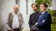 Barthl (Friedrich von Thun, li.), Pfarrer Leo (Florian Stetter) und Jungböck (Ferdinand Hofer, re.) nach der Entdeckung des Wunders.