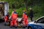 Anna (Ina Paule Klein) ist schwer verletzt: Fabel (Peter Lohmeyer) sorgt sich um seine Kollegin.