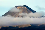 Der Tongariro-Nationalpark wartet mit rauchenden Mondlandschaften und vulkanischen Hochebenen auf. Mit seinen 2.797 Metern ist der Mount Ruapehu die höchste Erhebung auf der Nordinsel Neuseelands.