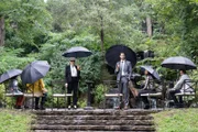 Irene Morrow (Rosemary Dunsmore, l. Mitte); Thomas Morrow (Brett Donahue, r. Mitte)