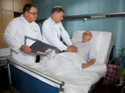 MDR Fernsehen IN ALLER FREUNDSCHAFT - FOLGE 631, "Schmerzhafte Wahrheiten". Dr. Roland Heilmann hat den Obdachlosen Alfred Gruber eine Nacht in der Sachsenklinik schlafen lassen. Doch da es keine medizinische Rechtfertigung gibt und Sarah Marquardt Roland im Nacken sitzt, muss er ihn heute entlassen. Olaf unterstellt Roland, vor dem Verwaltungsdrachen Sarah Marquardt zu kuschen, doch Pfleger Hans-Peter Brenner springt Roland unterstützend zur Seite.