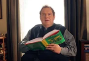Pfarrer Braun (Ottfried Fischer) liest zur Abwechslung nicht in der Bibel.