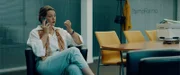 Patricia (Emilie De Roo), die Chefin von EternoFarma, in ihrem Büro.