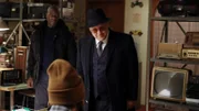 l-r: Dembe Zuma (Hisham Tawfiq, hinten), Raymond 'Red' Reddington (James Spader)
