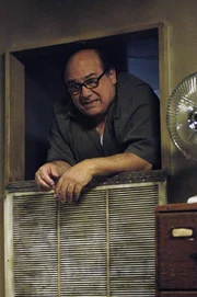 Um das geheime Versteck des Testaments ausfindig zu machen, kriecht Frank (Danny Devito) sogar in die Lüftungsschächte ...