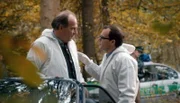 Richard Maier (Johannes Allmayer, rechts) freut sich über die Veränderungen, die er glaubt in Kluftinger (Herbert Knaup) zu spüren.