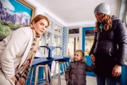 Uschi ist entsetzt, als sie von einem Kind als „Oma“ bezeichnet wird. Von links: Uschi Kirchleitner (Silke Popp), Tochter (Mariella Kammergruber) und Junge Mutter (Theresa Magdalena Baumgartner).