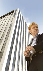 Zwei Männer liefern sich eine Verfolgungsjagd auf einer freigelegten Straße, als der Boden nachgibt. Die Ermittlungen führen Lt. Horatio Caine (David Caruso) und seine Kollegen zu einem geplanten Banküberfall ...
