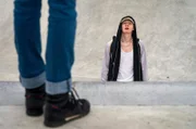 Kevin (Filip Schnack) wird auf dem Sakteplatz von Leonie Winkler zum Verhör gebeten.