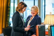 (v.li.): Caitlin McGee (Sydney Strait), Jayne Atkinson (Della Bedford).