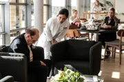 Sarah Marquardt (Alexa Maria Surholt, re.) erkennt in der Cafeteria den berühmten Komiker Leo Lachmann (Herbert Köfer, li.). Als dieser blitzartig zusammensackt, bittet sie Dr. Lilly Phan (Mai Duong Kieu, mi.) nach ihm zu sehen. Es ist bestimmt wieder einer seiner Witze. Tatsächlich kommt Leo ganz plötzlich wieder zu sich und lacht.