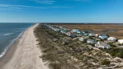 Lage, Lage, Lage: In der ersten Reihe haben die Beachhäuser von Wilmington und der Cape Fear Coast einen eigenen Steg direkt an den Strand. Dieser Küstenabschnitt wird auch als „Hollywood des Ostens“ bezeichnet – Kinoerfolge wie „Dirty Dancing“ und die „Tribute von Panem“-Science Fiction Filme oder die Fernsehserie „Homeland“ wurden hier gedreht.